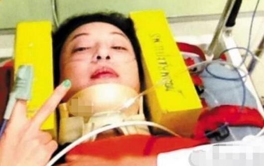 郑希怡掉抹胸图（郑希怡25岁掉裤后抹胸失守）