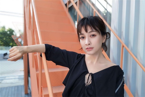 ​吴昕为什么那么有钱？深扒吴昕现在在哪个公司及个人资料家庭背景