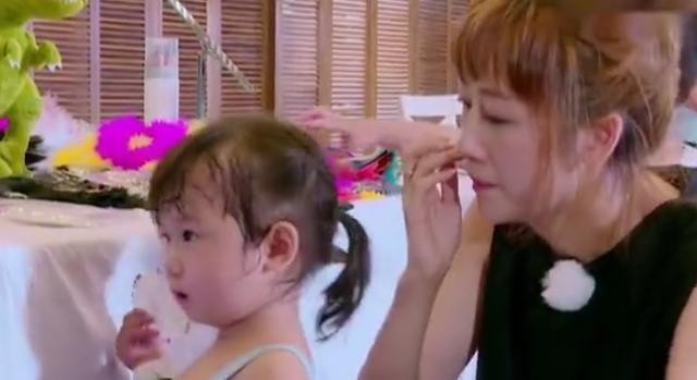 ​陈浩民老婆五年剖腹生四胎，无奈崩溃到拿针扎大女儿，何洁都哭了