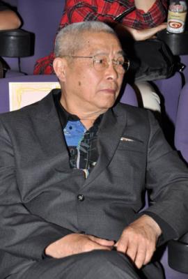 ​93岁资深演员刘兆铭罕见亮相宴会，拄着拐杖与众人合影精神焕发