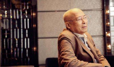 ​93岁资深演员刘兆铭罕见亮相宴会，拄着拐杖与众人合影精神焕发