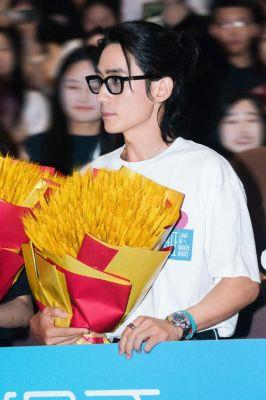 ​朱一龙出席活动回应争议，粉丝现场激烈指责经纪人
