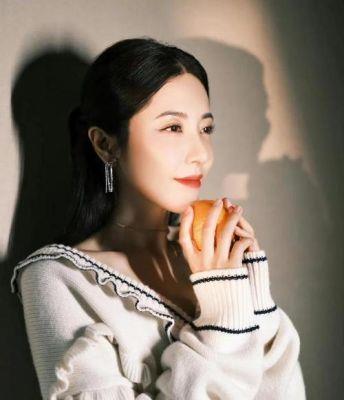 ​演员曾黎：两百年才出现一位美女，她的历任男友都是普通人，现在45岁了仍然单