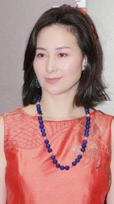 ​20张何超琼年轻时的经典照片，完美身材尽显，怪不得总爱微昂下巴拍照