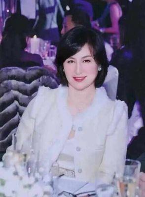 ​20张何超琼年轻时的经典照片，完美身材尽显，怪不得总爱微昂下巴拍照