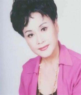 ​快80岁的著名歌手李谷一穿鲜艳衣服久违露面，消瘦到难以辨认
