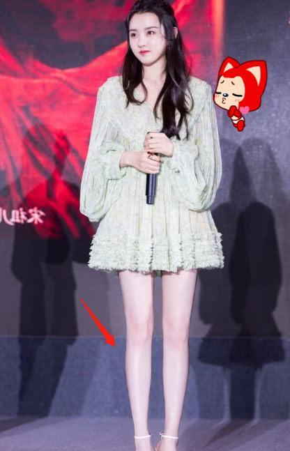 ​宋祖儿大长腿太迷人，像抹“油”了还反光，确定只有165cm？