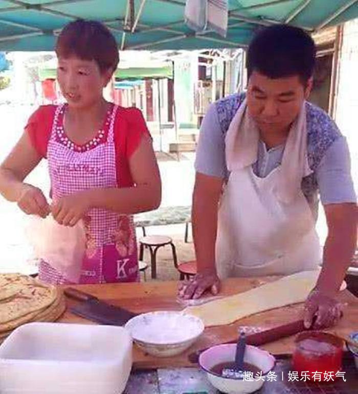 ​王宝强身家上亿，亲哥哥却在村头卖大饼，哥哥几个字网友蒙了