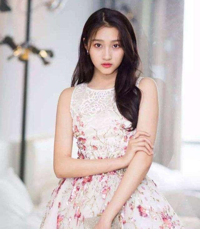 ​关晓彤王子文齐上《快本》，旧合影被扒出，真的是奇妙的缘分