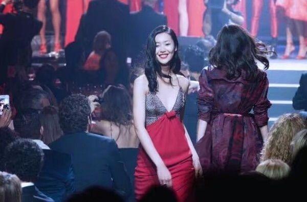 ​何穗奚梦瑶同框pk美炸天，粉丝：再美也不及我大表姐