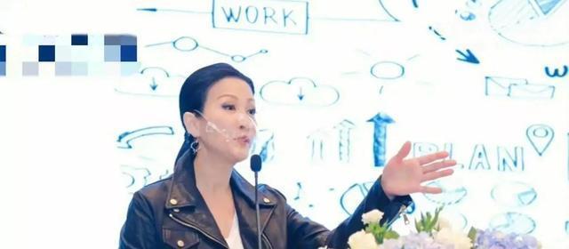​陈慧珊在深圳参加活动，上台演讲气场十足，引起网友热议