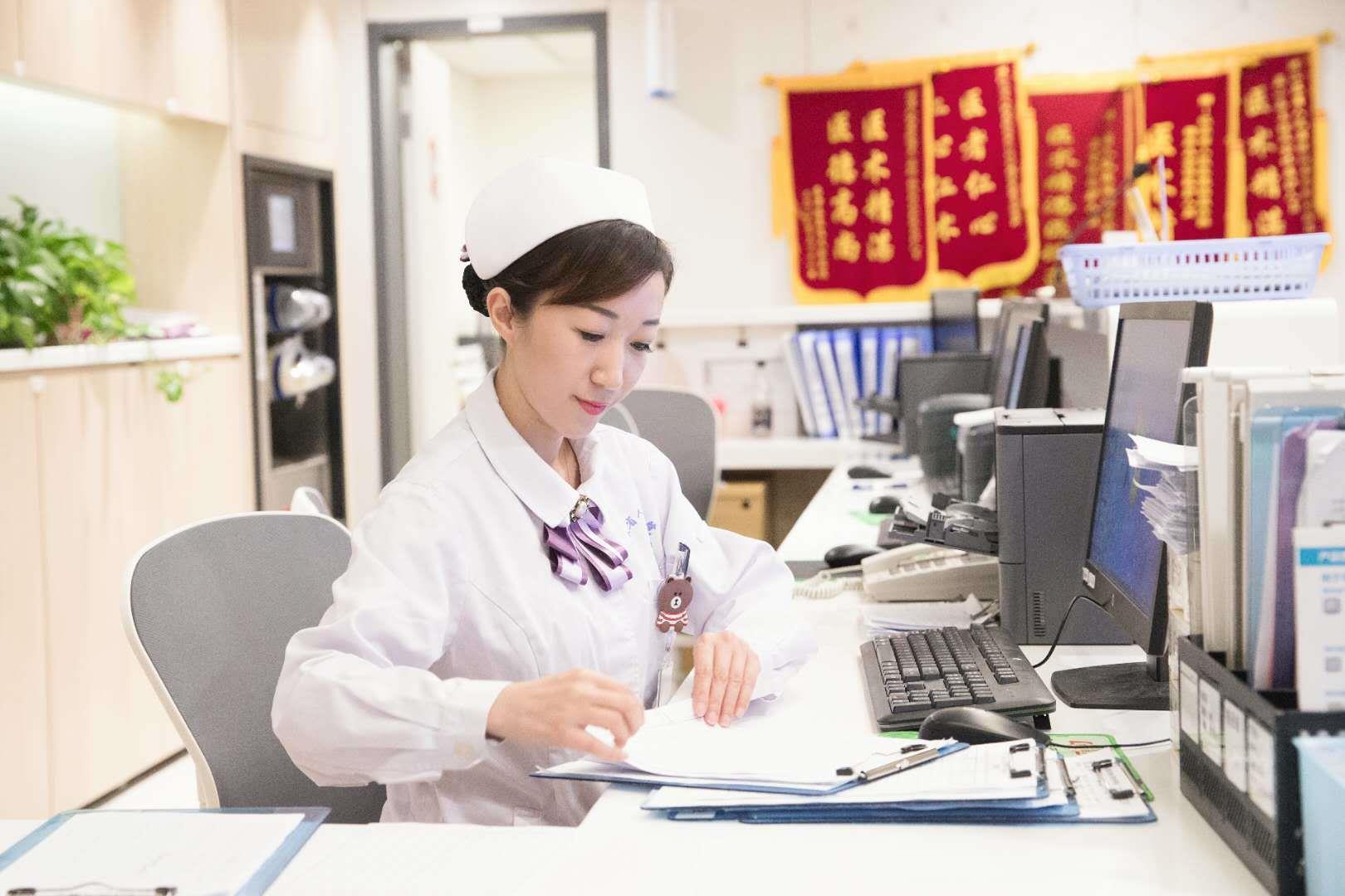 ​正能量 南京护士高空救人 网友扒开南京护士资料点赞
