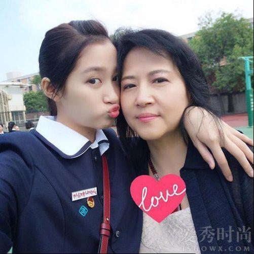 ​关晓彤妈妈照片曝光 扒一扒关晓彤家庭背景资料