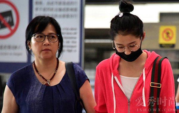 ​关晓彤妈妈照片曝光 扒一扒关晓彤家庭背景资料