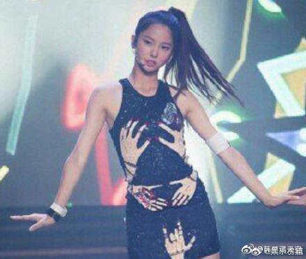 ​崔有真演出服手势不雅遭批 崔有真个人资料演出服原图曝光