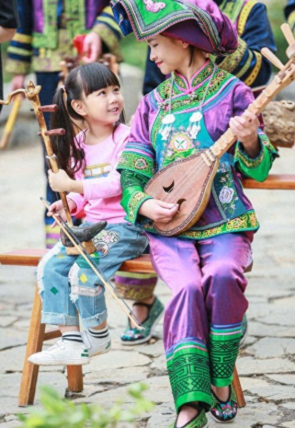 ​邓伦和李沁的女儿“小山竹”，原来“大有来头”，背景资料揭秘！
