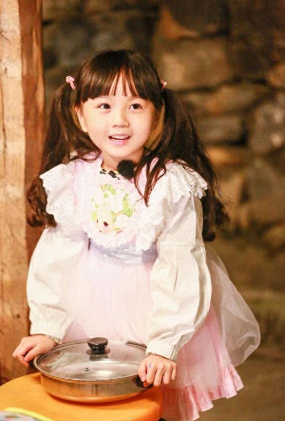 ​邓伦和李沁的女儿“小山竹”，原来“大有来头”，背景资料揭秘！