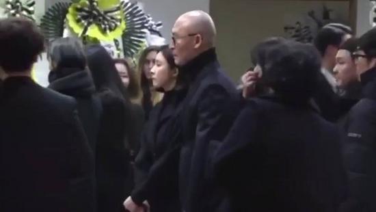 ​金钟铉唯一公开过的前女友现身灵堂