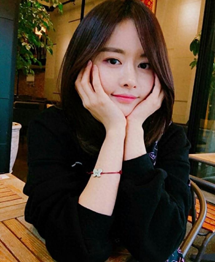 ​李弘基女友韩宝凛唯美生活照