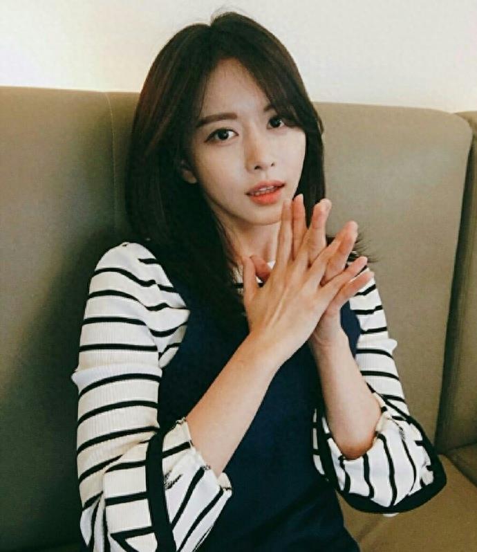 ​李弘基女友韩宝凛唯美生活照