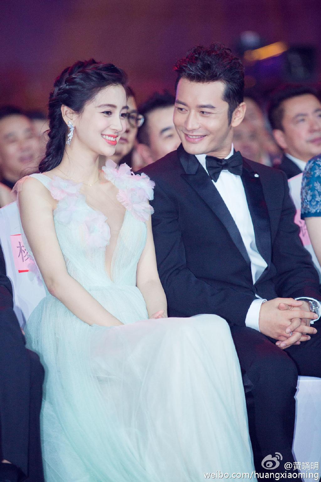 ​黄晓明Angelababy结婚2周年 蛋糕却遭人破坏