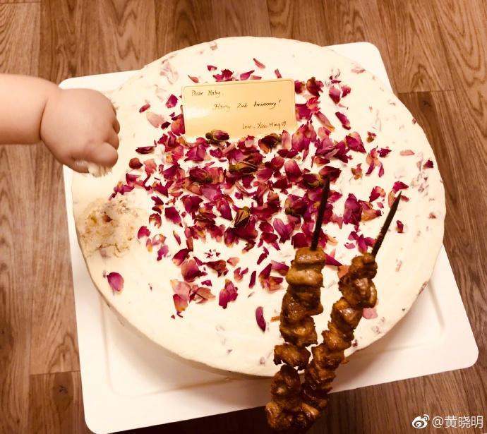 ​黄晓明Angelababy结婚2周年 蛋糕却遭人破坏