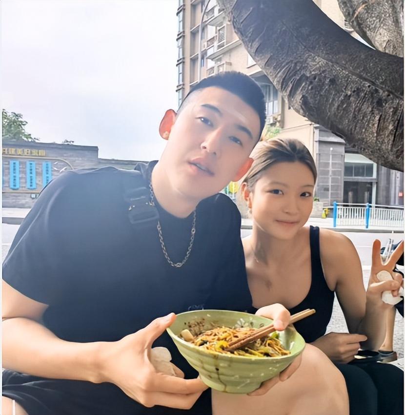 ​辽宁锋线付豪恋情曝光：与女友秀恩爱 亲密拥抱引网友围观