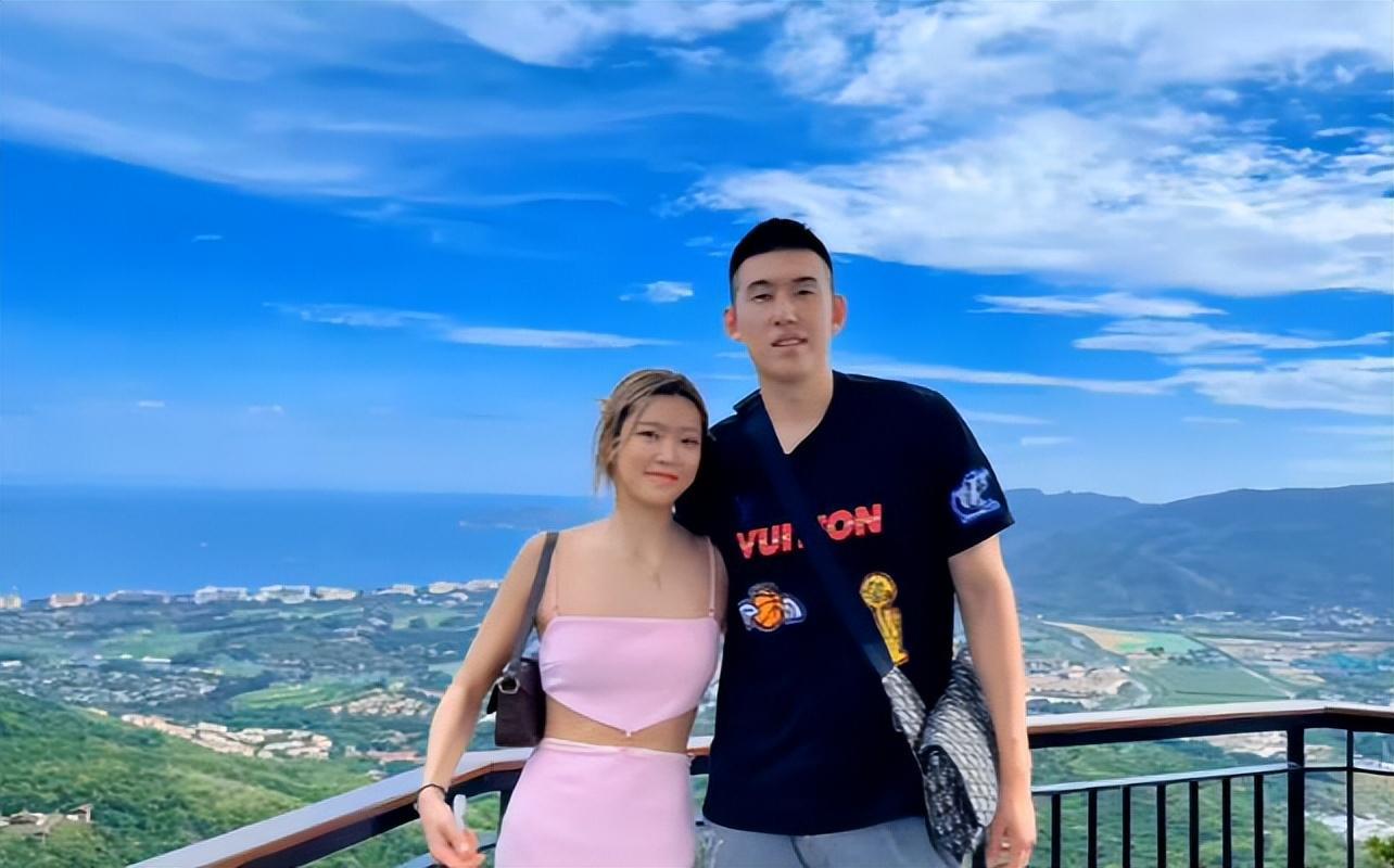 ​辽宁锋线付豪恋情曝光：与女友秀恩爱 亲密拥抱引网友围观
