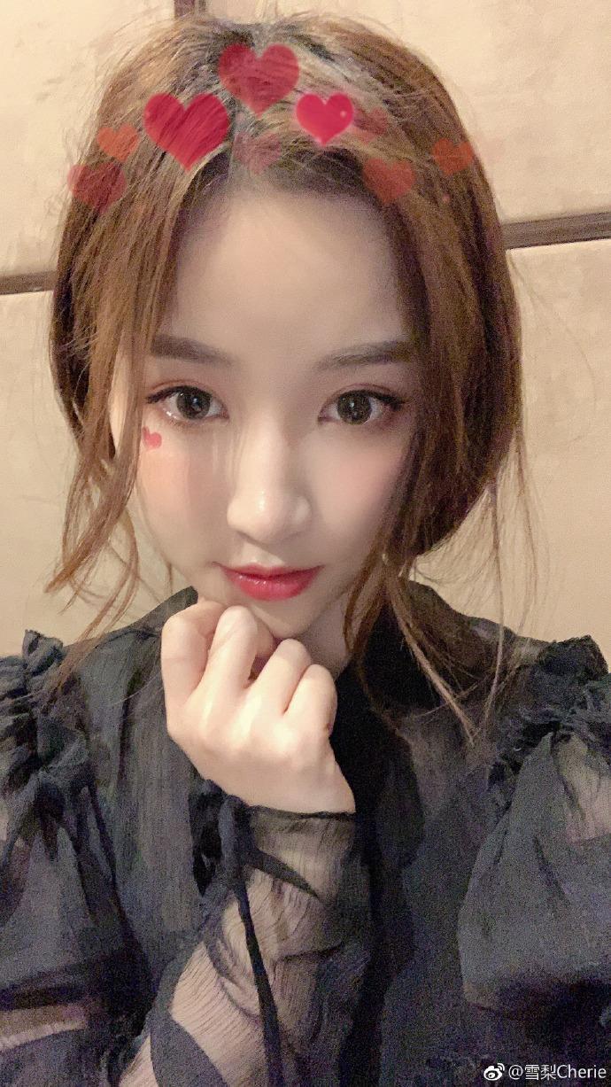 ​王思聪前女友雪梨晒1岁儿子合照庆生，网友：认不出来了