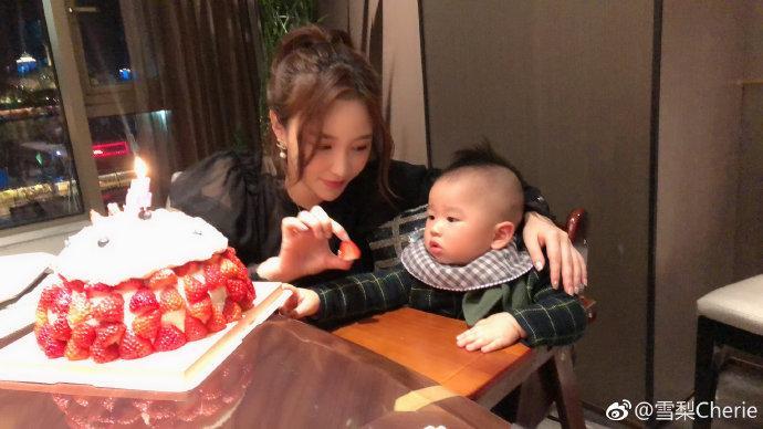 ​王思聪前女友雪梨晒1岁儿子合照庆生，网友：认不出来了
