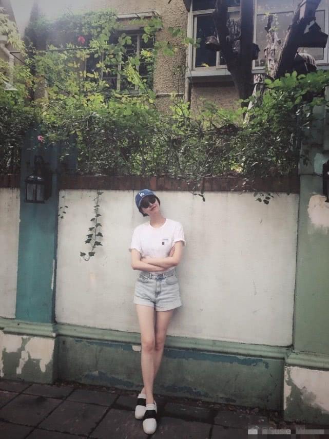 ​李亚鹏女友罕见晒生活照，白T配热裤身材高挑，长腿抢镜