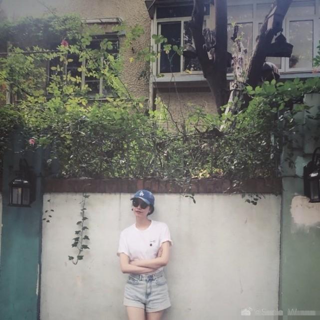 ​李亚鹏女友罕见晒生活照，白T配热裤身材高挑，长腿抢镜