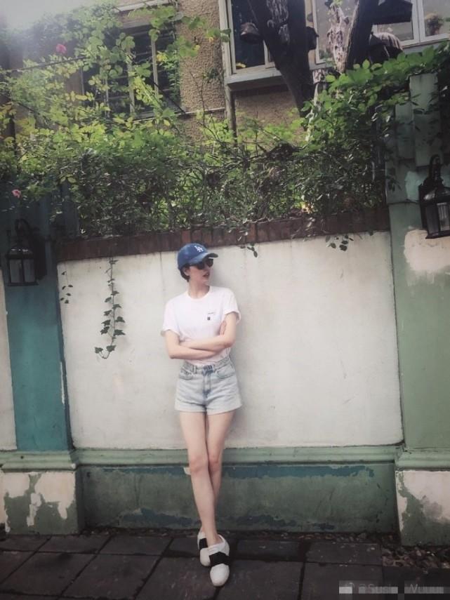 ​李亚鹏女友罕见晒生活照，白T配热裤身材高挑，长腿抢镜
