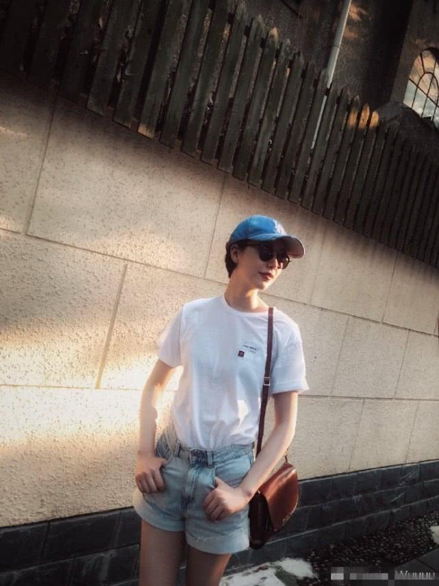 ​李亚鹏女友罕见晒生活照，白T配热裤身材高挑，长腿抢镜
