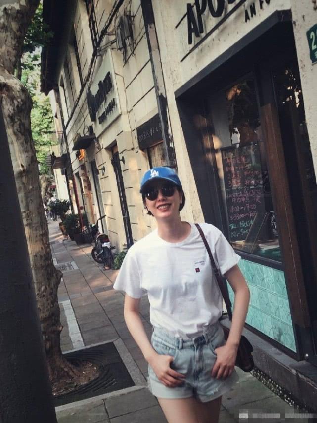​李亚鹏女友罕见晒生活照，白T配热裤身材高挑，长腿抢镜