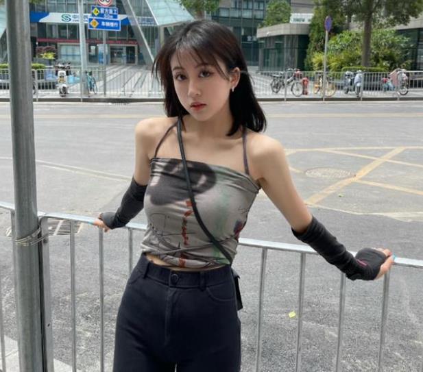 ​韦世豪女友晒“健身照”！23岁颜值身材完美，相恋8年订婚近3年