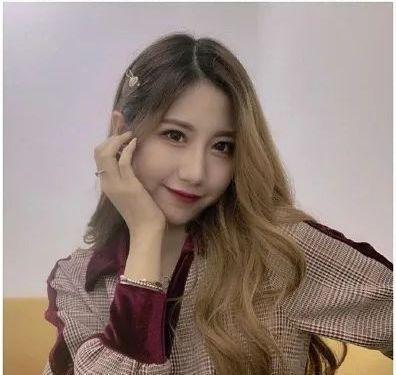​LCK女解说千寻回应“口误”事件，粉丝调侃：做李哥女友就行