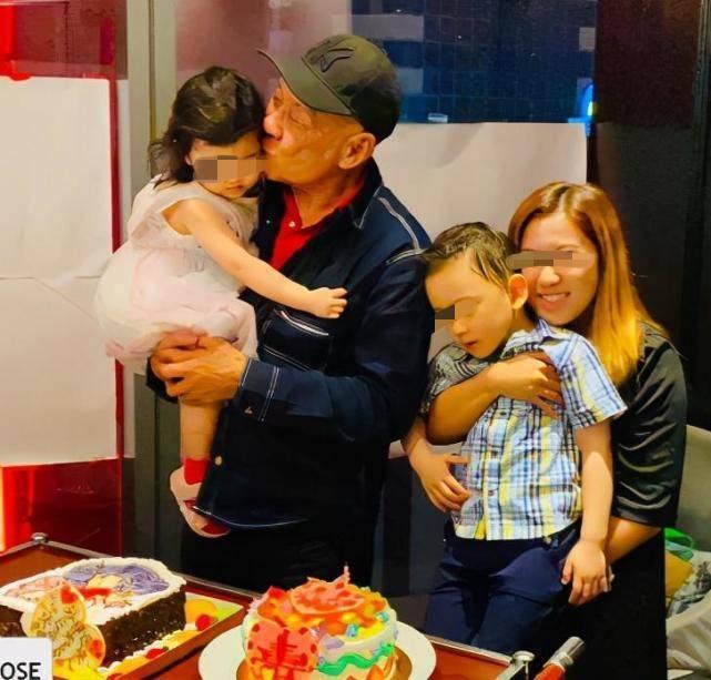 ​李家鼎庆74岁生日，三代同堂前妻也在场，小14岁女友未出现？
