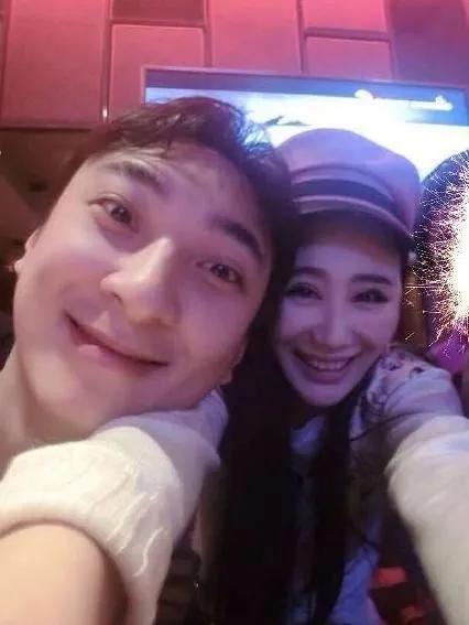 ​王思聪为什么叫王校长？来看看他的历届女友吧