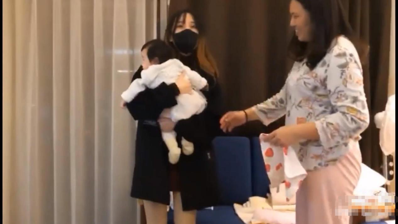 ​笑笑二婚妻子首次露脸神似加菲，水友：＂这不是西卡前女友加菲？＂