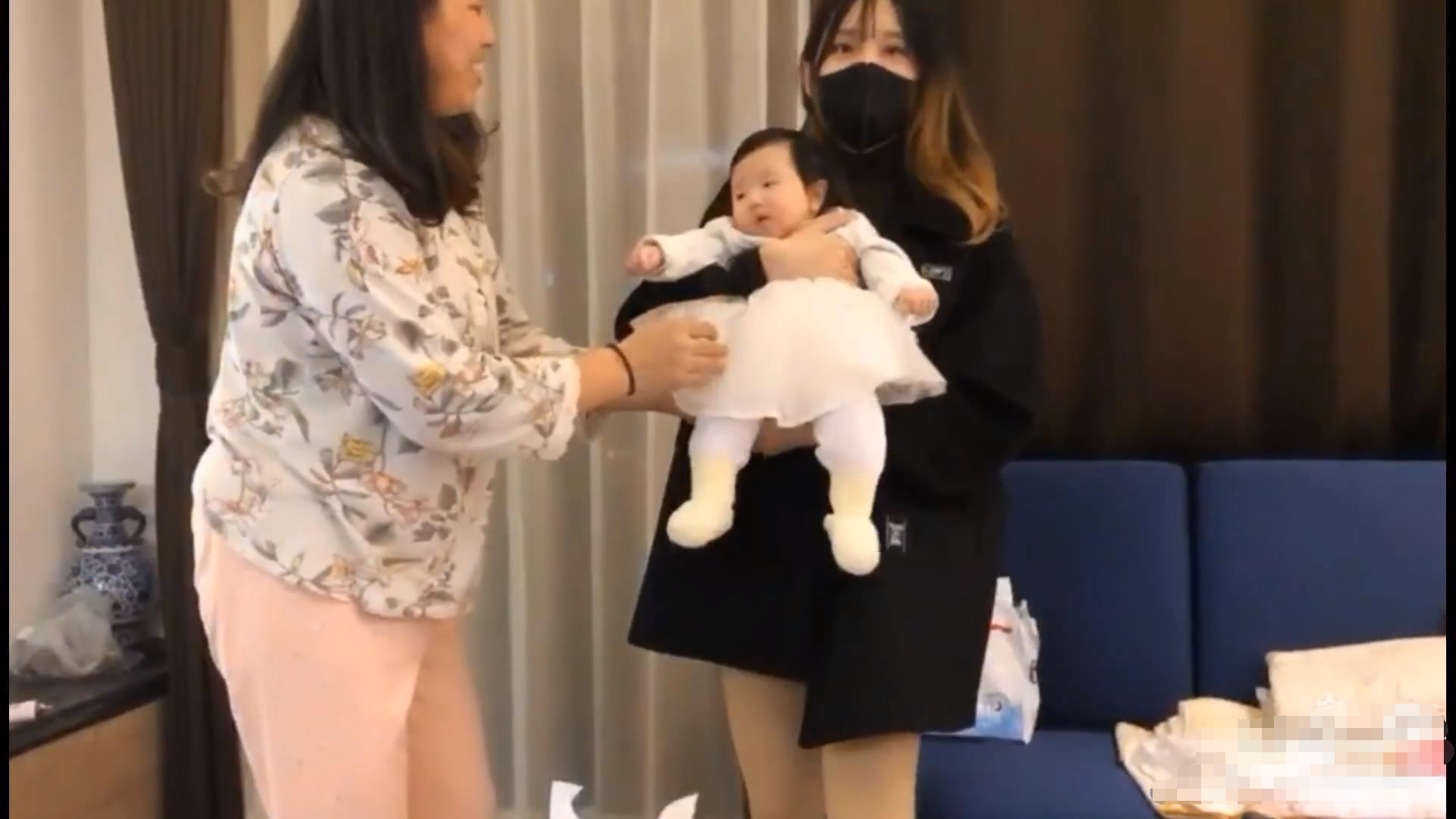 ​笑笑二婚妻子首次露脸神似加菲，水友：＂这不是西卡前女友加菲？＂