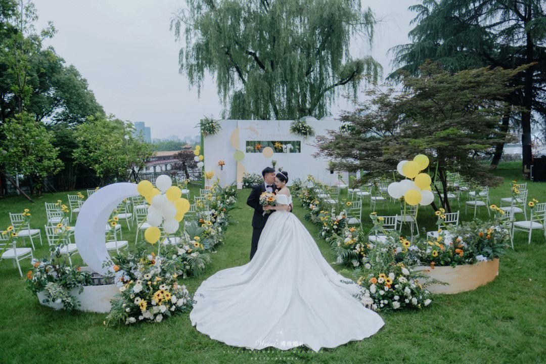 ​结婚戒指男女应该戴哪只手，左手还是右手？揭秘正确的戴戒指方式