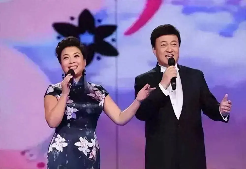 ​张也55岁仍未婚与63岁的吕继宏互相陪伴多年，不结婚也幸福！