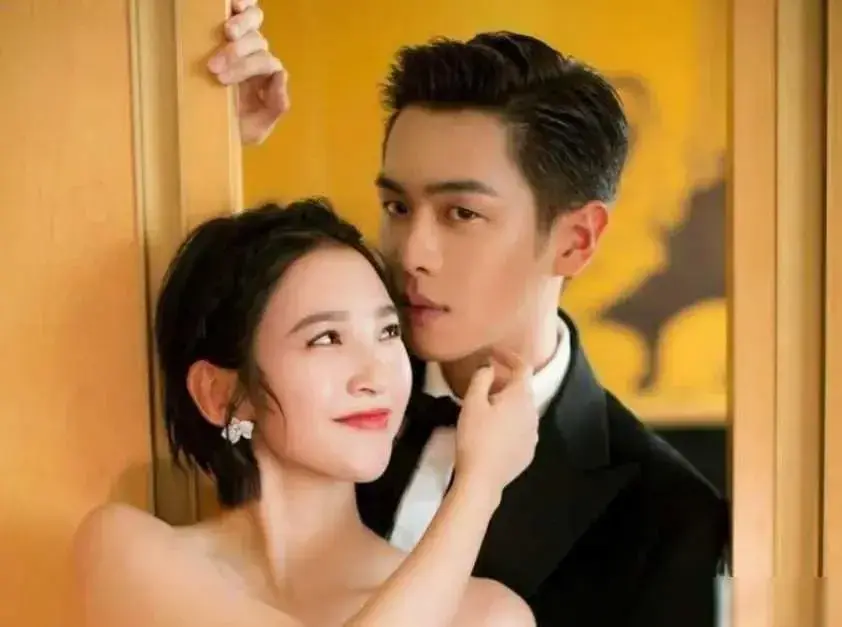 ​有种“整容”叫唐艺昕结婚，老公张若昀变化不大，她却像换了个人