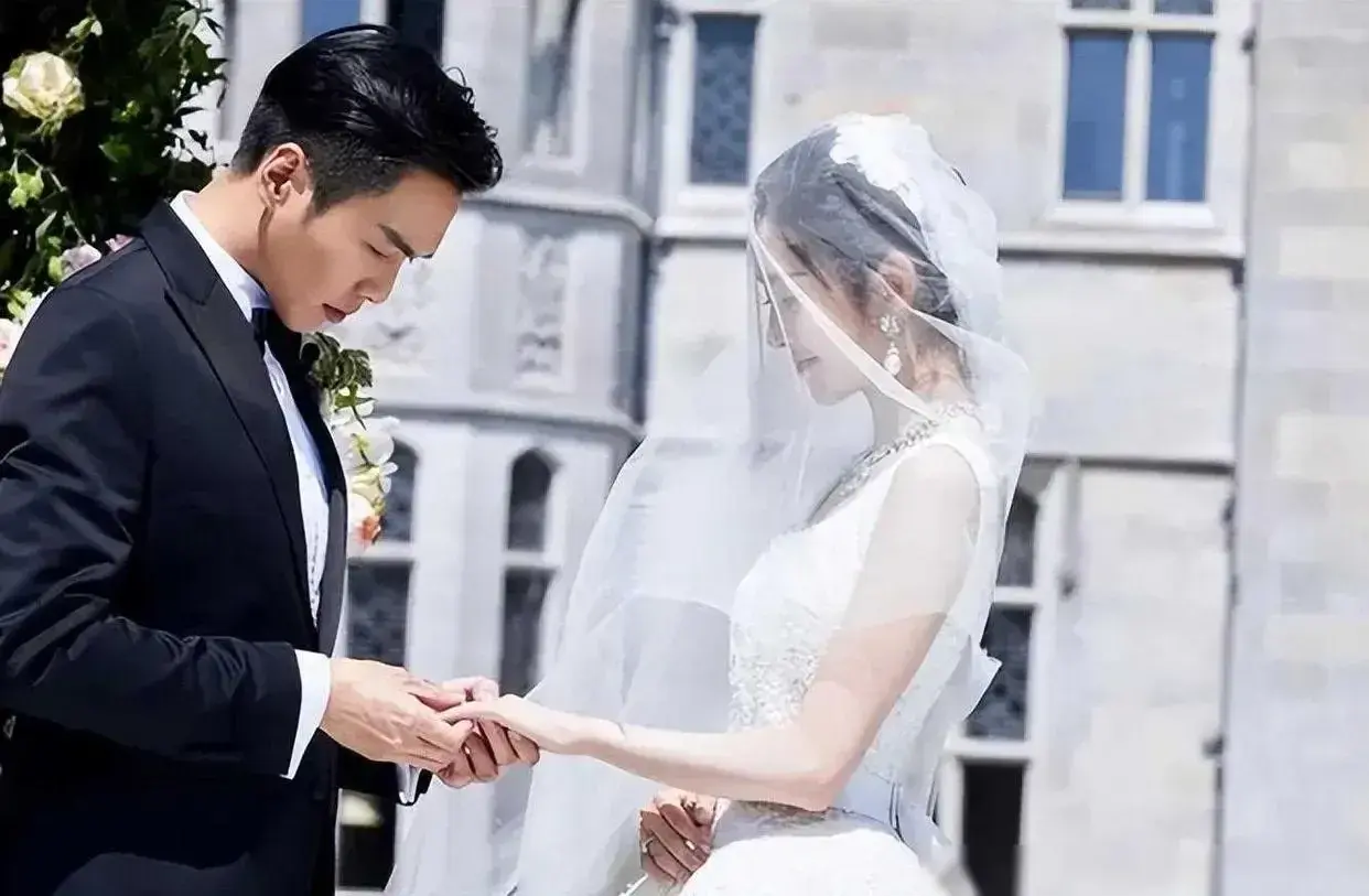 ​有种“整容”叫唐艺昕结婚，老公张若昀变化不大，她却像换了个人