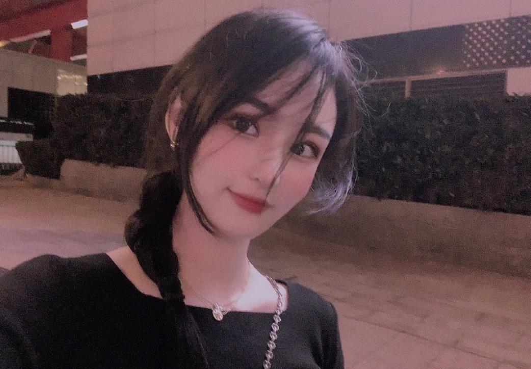 ​Uzi女友发博晒家庭聚会，文中一个字引发争议，奥咪咪被批素质低