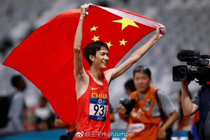 ​亚运跳高冠军王宇与女友结婚啦！谢震业送祝福，称其为“赔钱货”