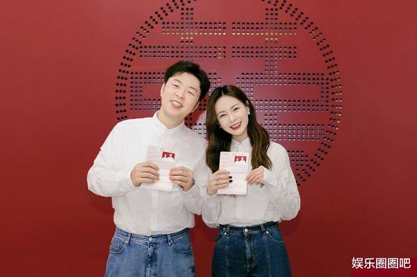 ​沈梦辰杜海涛官宣结婚！晒红底合照真喜庆，网友齐声送祝福