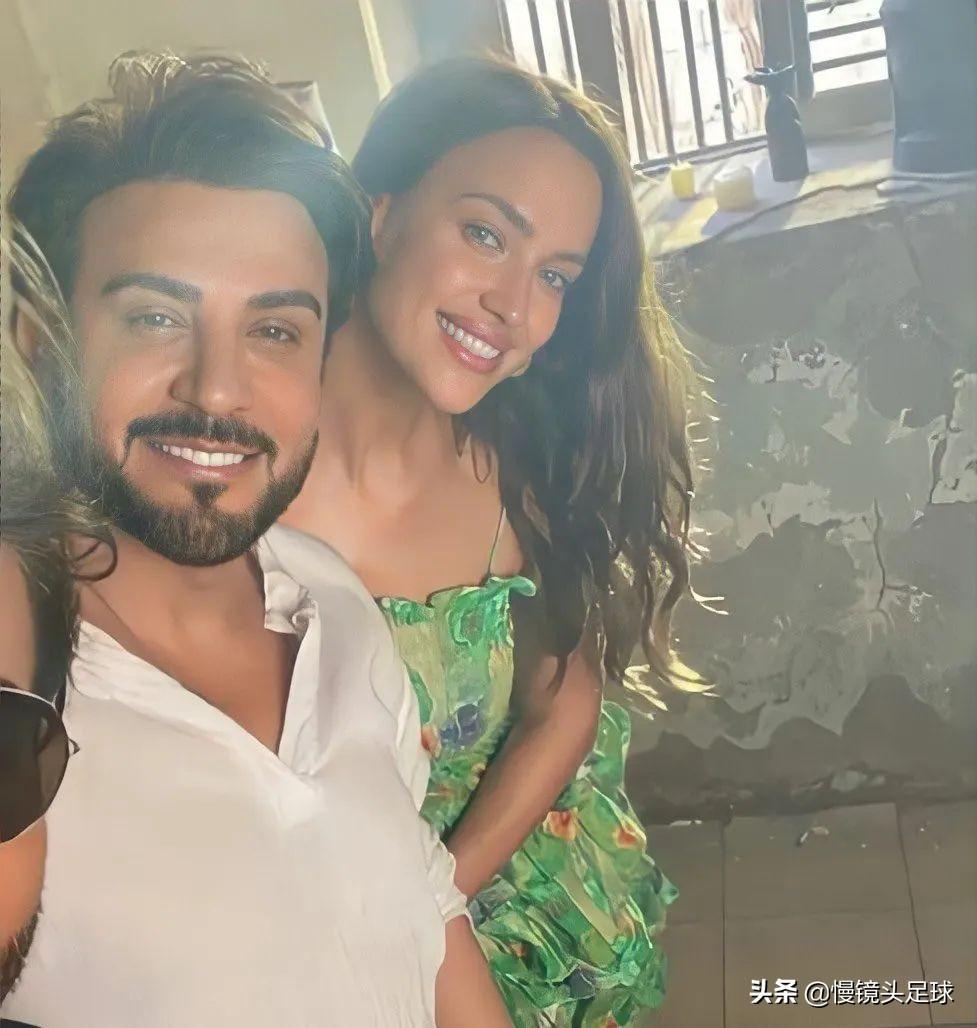 ​C罗前女友伊莲娜放得开！同50岁男歌手如恋人，2个男人伤了名模