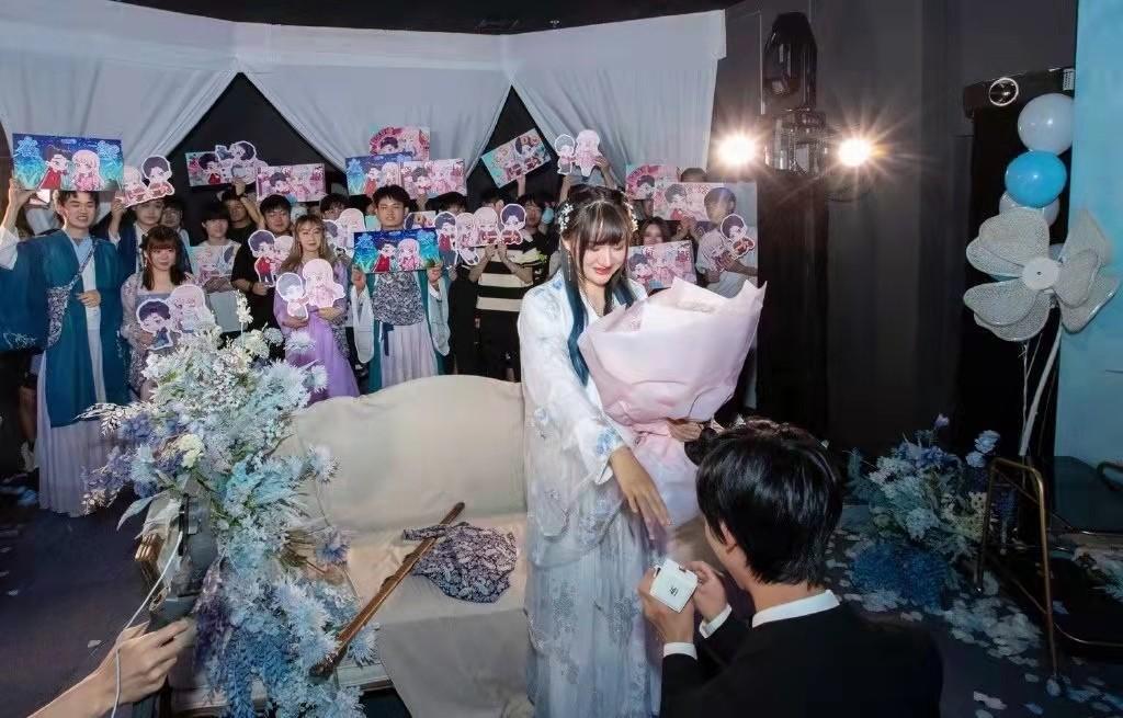 ​梦泪跟兮兮领结婚证了！爱情长跑终得喜果，AG超玩会将全员到齐